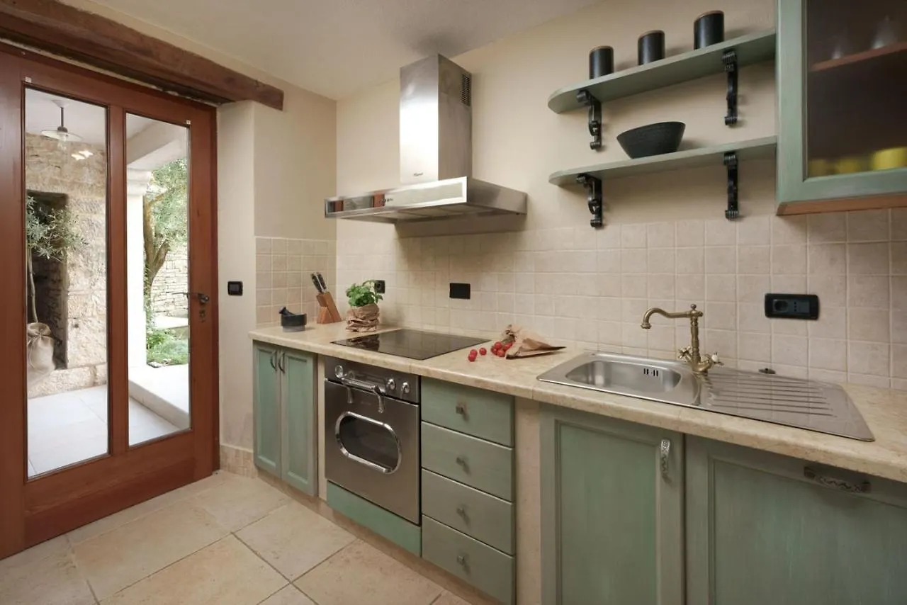 Casa Nina 0*, Prkacini