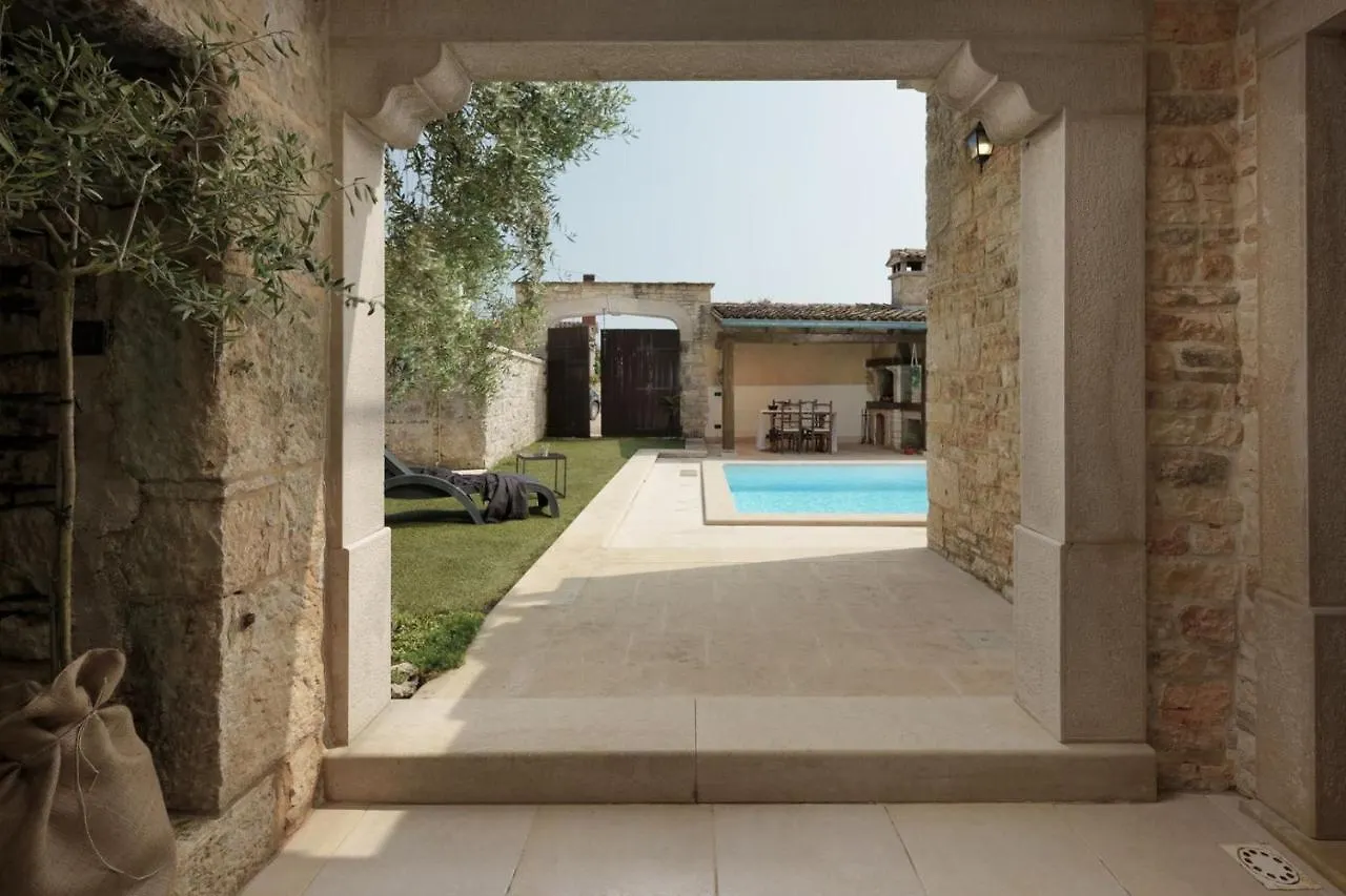 Casa Nina 0*, Prkacini